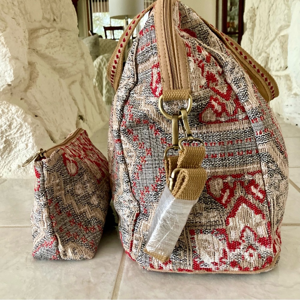 NWOT America and Beyond” tapestry tote bag and matching accessory bag - Picture 7 of 15